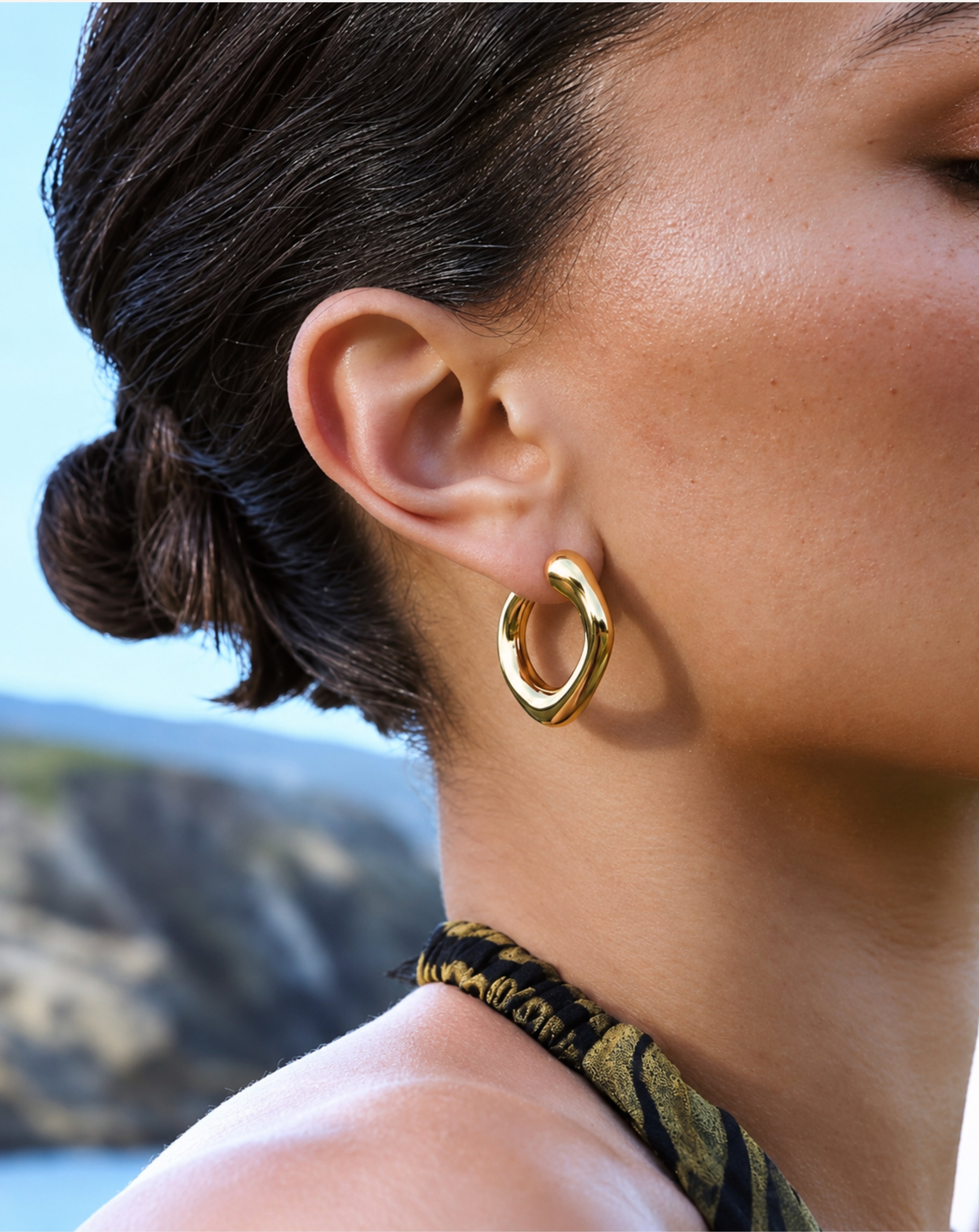 Metallic round earring
