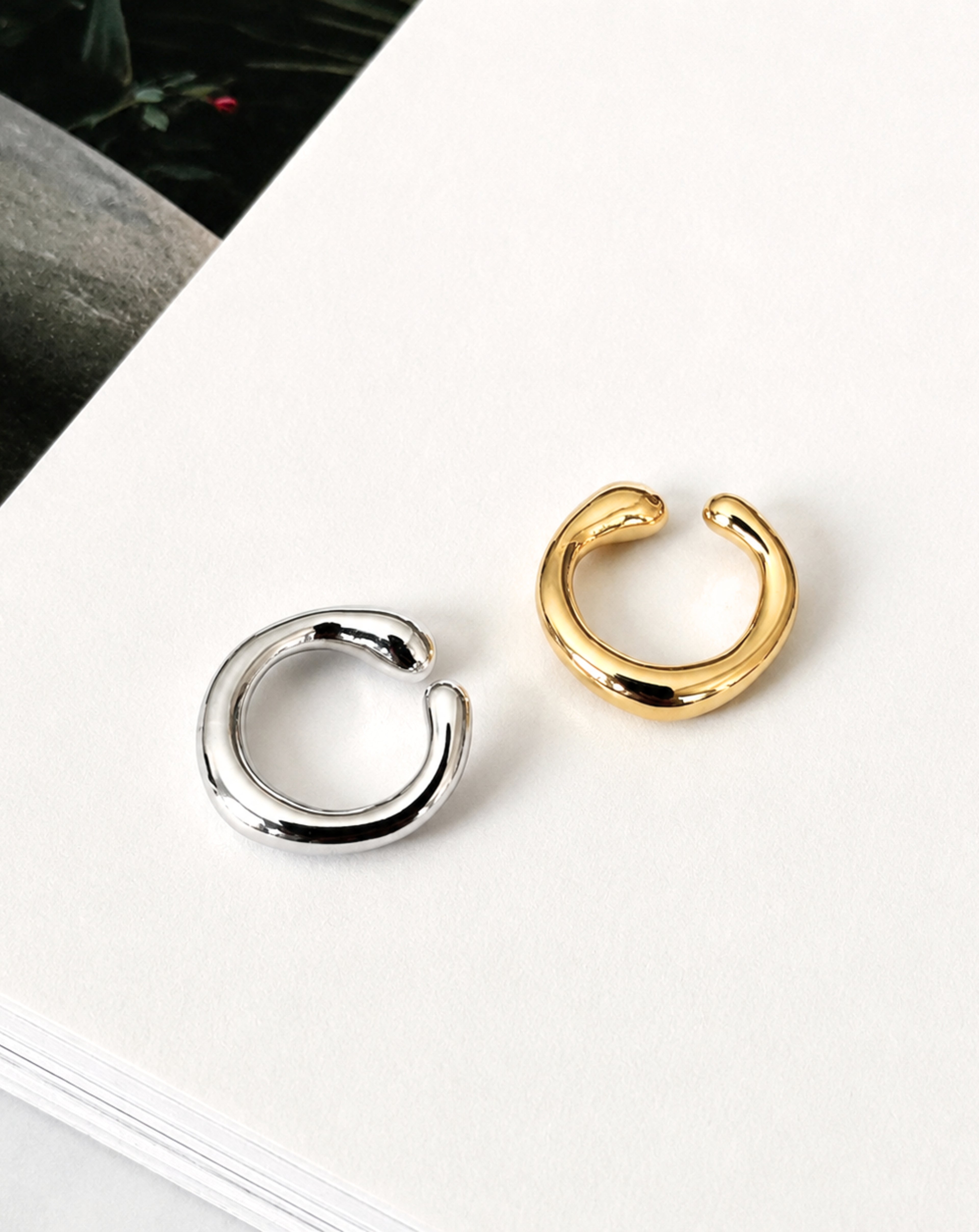 Metallic round earring