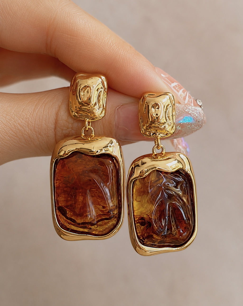 Caramel-toned Acrylic Earrings With Amber Gradient Effect And Classic Hong Kong Style. Geometric Pendant Design, Cool Retro Vibe, Presenting Premium Subtle Luxury.