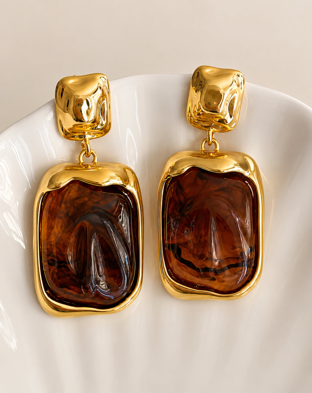 Caramel-toned Acrylic Earrings With Amber Gradient Effect And Classic Hong Kong Style. Geometric Pendant Design, Cool Retro Vibe, Presenting Premium Subtle Luxury.